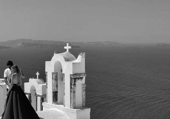 Aesthetic photoshoot of a couple on a Greek island organized by Octopus.